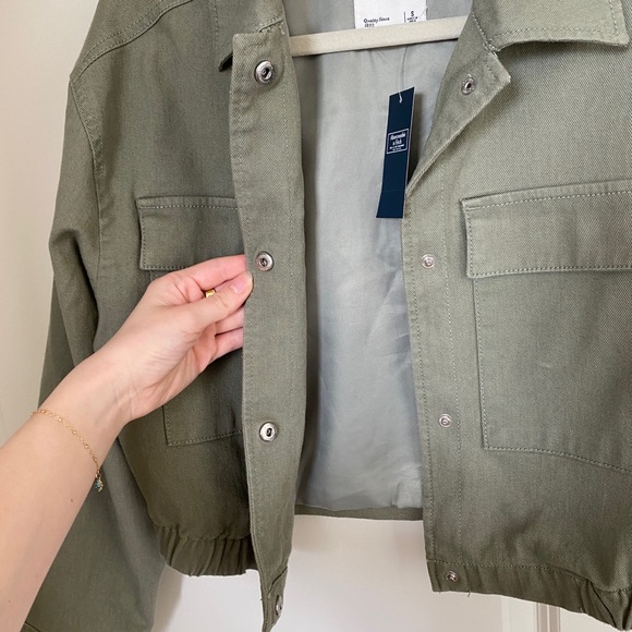 NWT Abercrombie & Fitch Khaki Olive Green Cropped Collared Button Utility Jacket - Picture 7 of 13